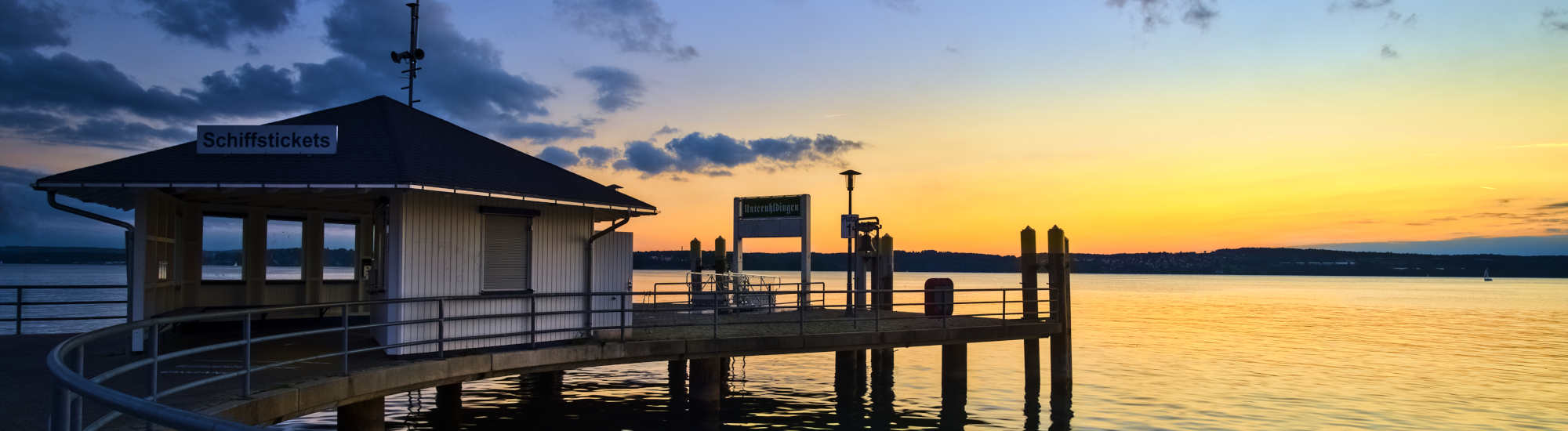 Schiffsanlegestelle Unteruhldingen am Bodensee. Fotografiert mit Sony Alpha 6400 und Samyang 12mm f/2.